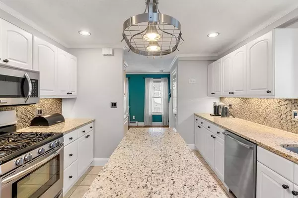 23 Pearl St #B, Amesbury, MA 01913