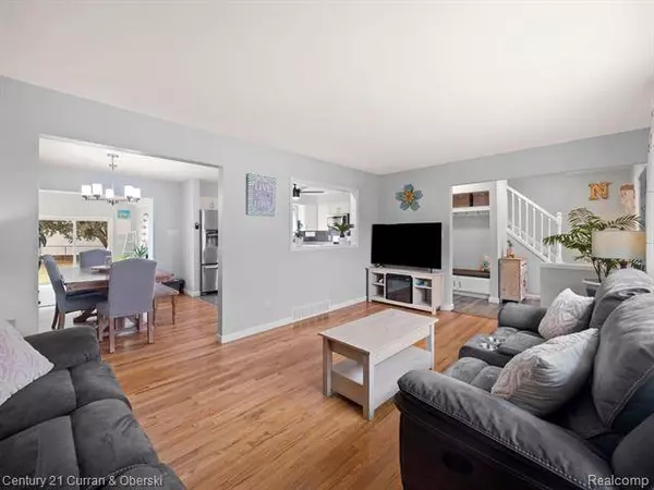 5060 HILLCREST Court, Trenton, MI 48183