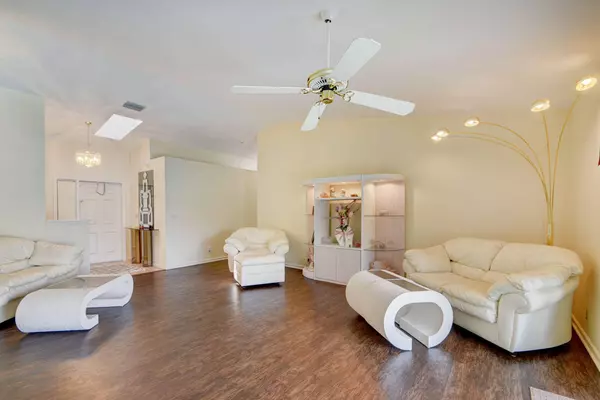 189 Parkwood DR, Royal Palm Beach, FL 33411