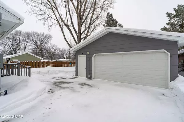 1011 19TH S, Grand Forks, ND 58201