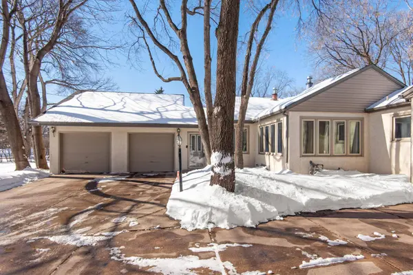659 County Road C W, Roseville, MN 55113