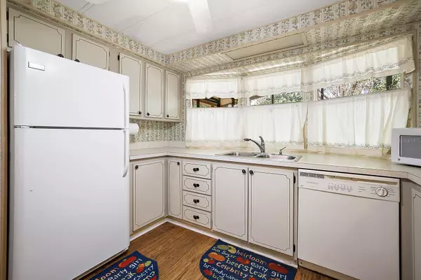 252 PINEWOOD DR, Eustis, FL 32726