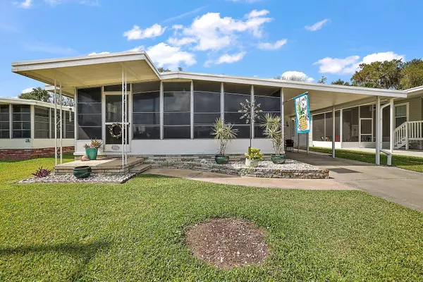 13 COCOS PLUMOSA DR #A, Eustis, FL 32726