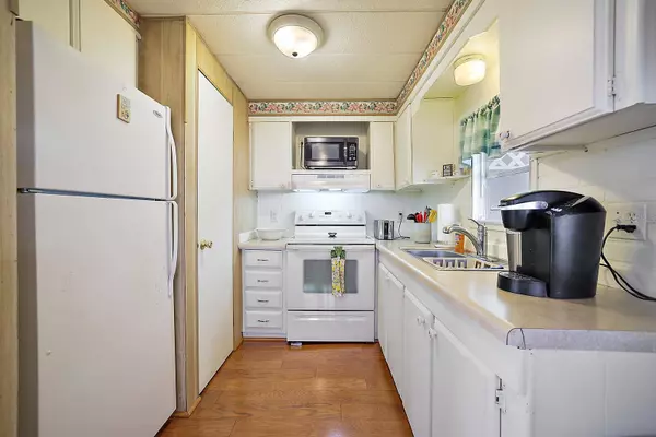 13 COCOS PLUMOSA DR #A, Eustis, FL 32726