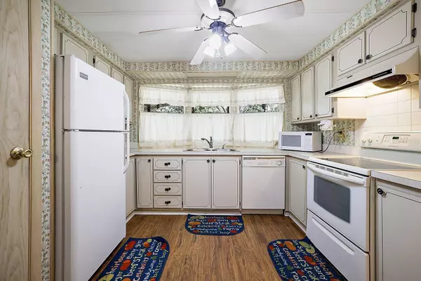 252 PINEWOOD DR, Eustis, FL 32726