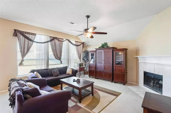 1007 Streamside Drive, Cedar Hill, TX 75104