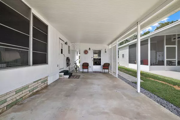 13 COCOS PLUMOSA DR #A, Eustis, FL 32726