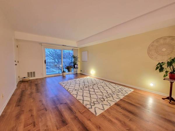 127 W Brandon CT #21D, Palatine, IL 60067