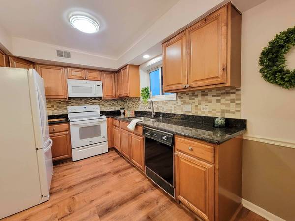 127 W Brandon CT #21D, Palatine, IL 60067