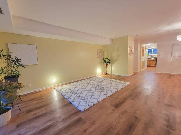 127 W Brandon CT #21D, Palatine, IL 60067