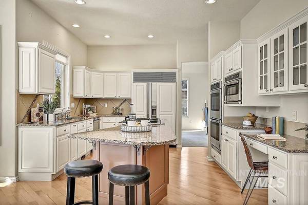 2711 N Lakeharbor Ln, Boise, ID 83703