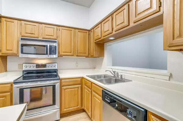 1104 Riverchase Lane #104, Arlington, TX 76011