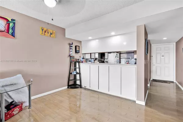 1709 Whitehall Dr #403, Davie, FL 33324