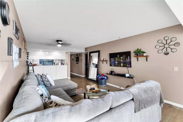 1709 Whitehall Dr #403, Davie, FL 33324