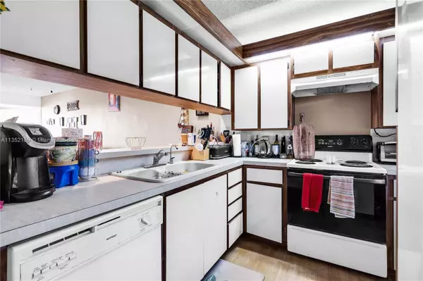 1709 Whitehall Dr #403, Davie, FL 33324