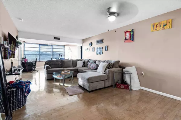 1709 Whitehall Dr #403, Davie, FL 33324