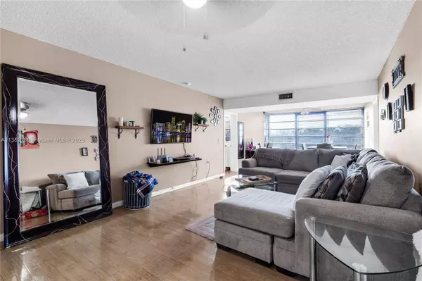 1709 Whitehall Dr #403, Davie, FL 33324