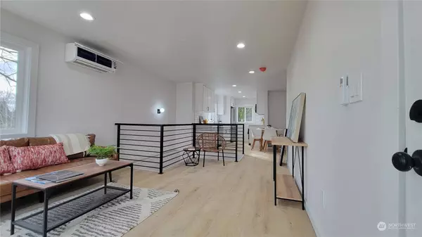 7031 Ravenna AVE NE, Seattle, WA 98115