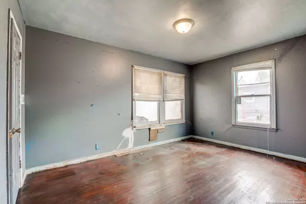 245 ROSS AVE, San Antonio, TX 78225-2155