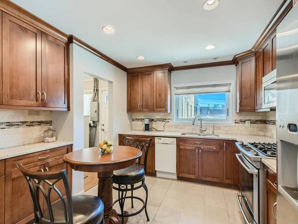 6430 N Leoti AVE, Chicago, IL 60646