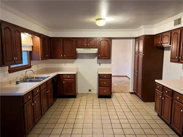 6 Torrington Dr, Greensburg, PA 15601