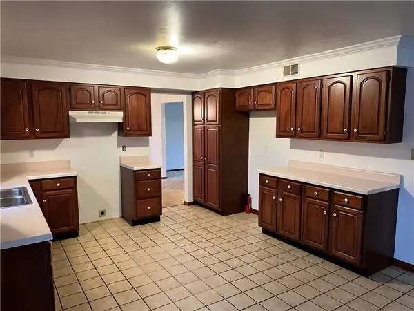 6 Torrington Dr, Greensburg, PA 15601