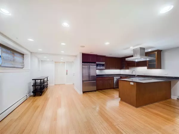 632 W Barry Avenue #GS, Chicago, IL 60657