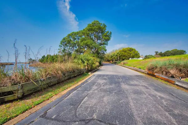 1135 Sawgrass Drive, Gulf Breeze, FL 32563