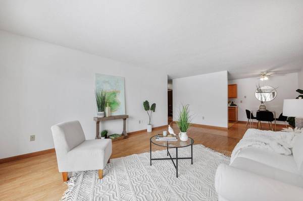 1304 W Medicine Lake DR #119, Plymouth, MN 55441