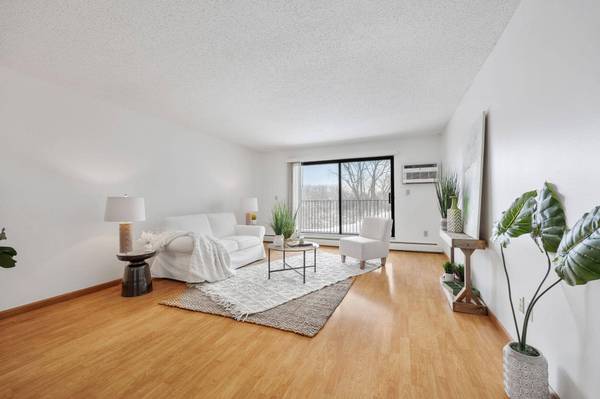 1304 W Medicine Lake DR #119, Plymouth, MN 55441