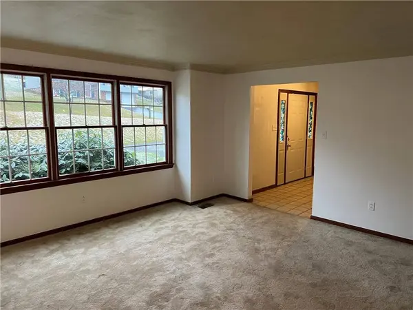 6 Torrington Dr, Greensburg, PA 15601