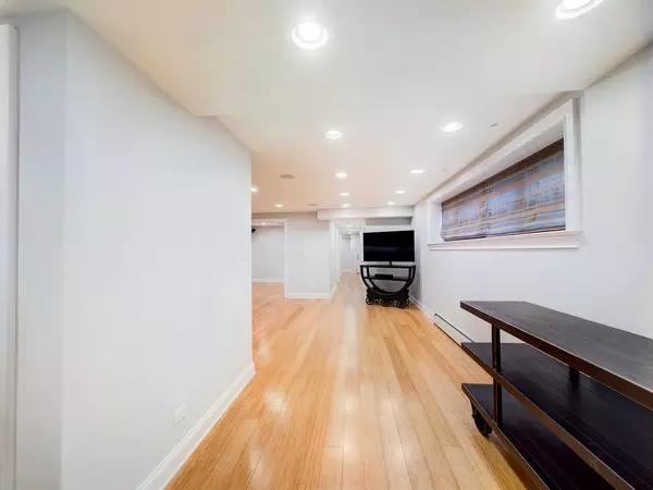 632 W Barry Avenue #GS, Chicago, IL 60657