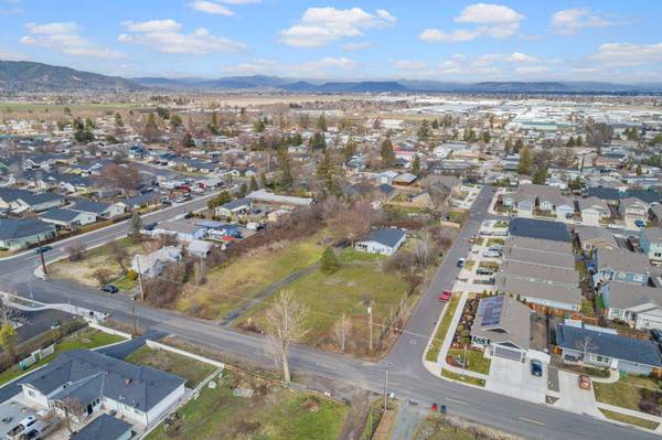 1416 Maple Park DR, Medford, OR 97501