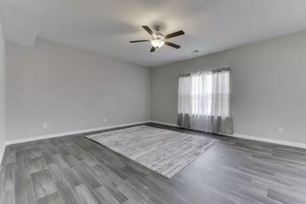 4458 Ashworth Ct, Columbus, IN 47201-8057