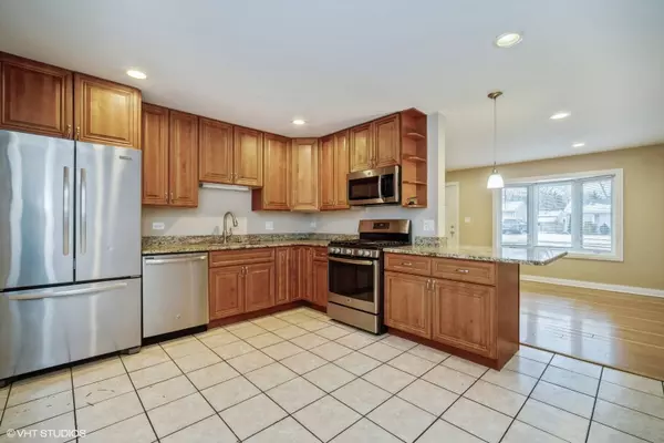 905 Mulberry LN, Streamwood, IL 60107