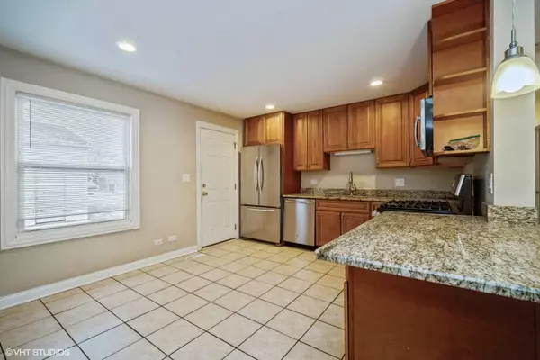 905 Mulberry LN, Streamwood, IL 60107