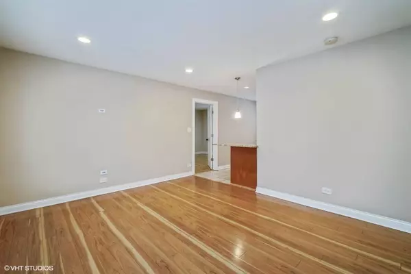 905 Mulberry LN, Streamwood, IL 60107