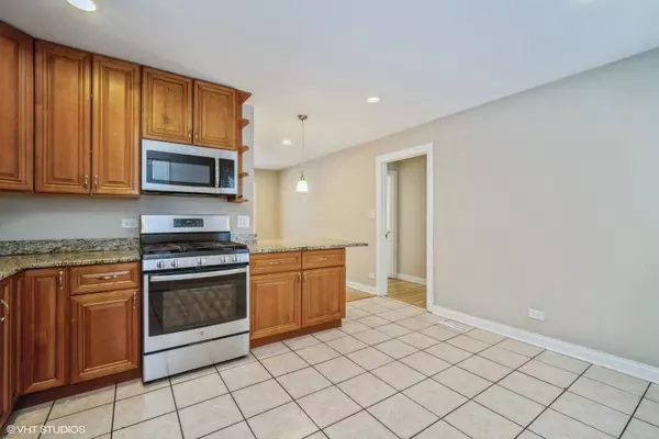 905 Mulberry LN, Streamwood, IL 60107