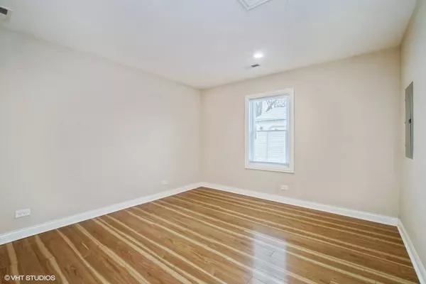 905 Mulberry LN, Streamwood, IL 60107