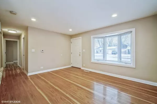 905 Mulberry LN, Streamwood, IL 60107