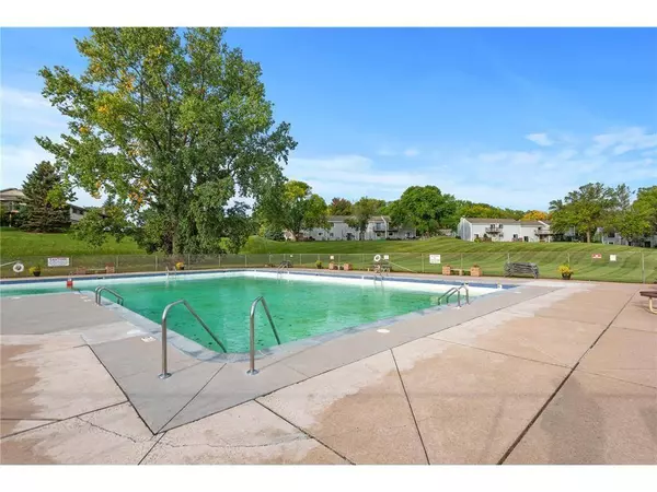 4166 Sylvia LN S, Shoreview, MN 55126