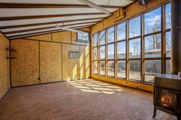 84 Granada DR, White Rock, NM 87547