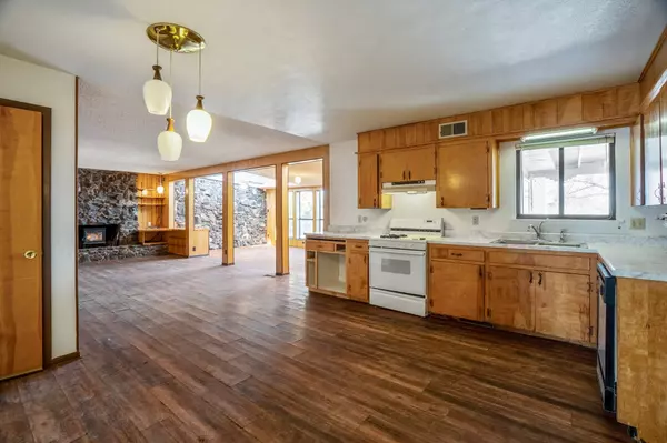 84 Granada DR, White Rock, NM 87547