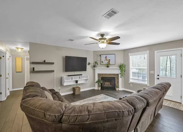 2542 Weeping Willow Lane, Navarre, FL 32566