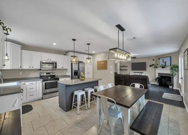 2542 Weeping Willow Lane, Navarre, FL 32566