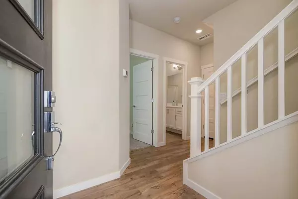 9948 Del Surf LN, Elk Grove, CA 95757