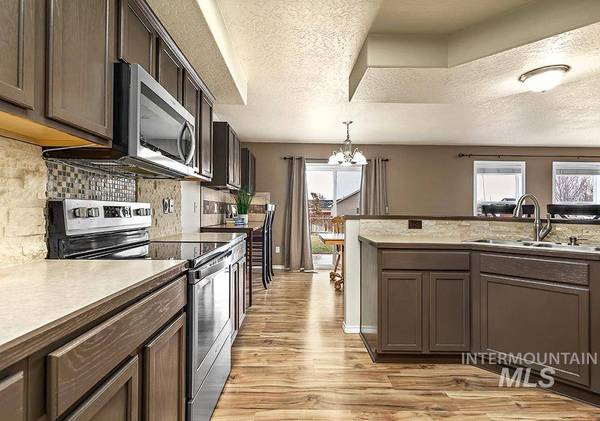 82 S Pebble Ct, Nampa, ID 83651