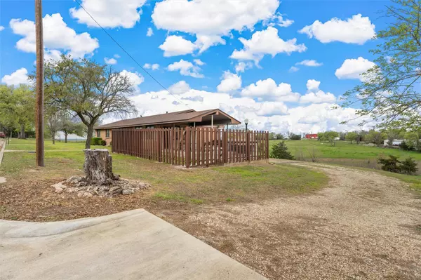 608 W Spring Street, West, TX 76691