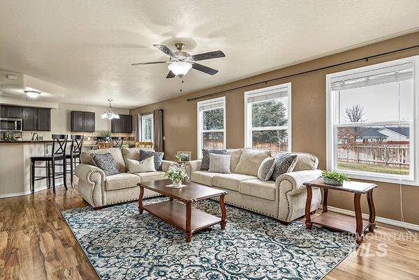 82 S Pebble Ct, Nampa, ID 83651