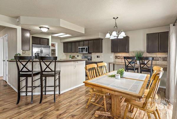 82 S Pebble Ct, Nampa, ID 83651